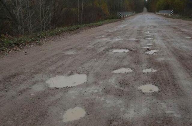 Rajoniniai šalies keliai su žvyro danga šlapi ir duobėti