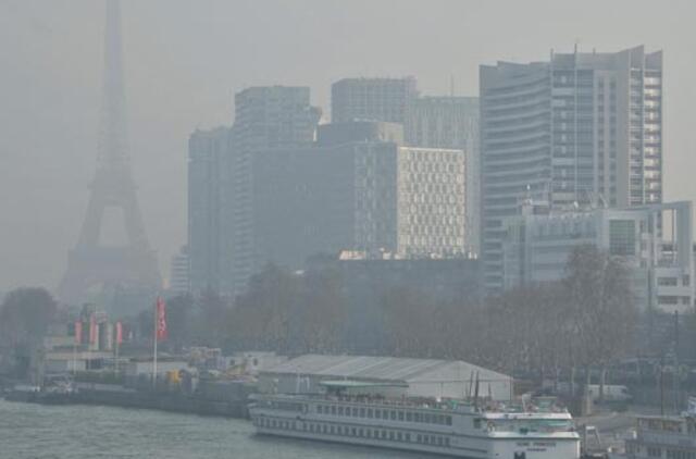 Smogas dengia Paryžiaus simbolius