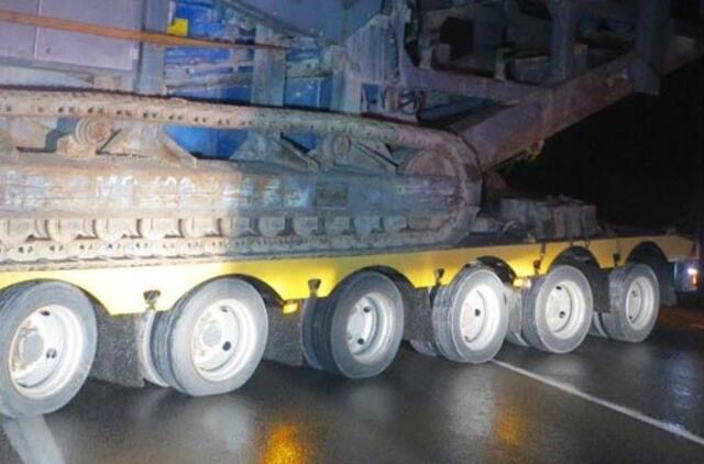 Sunki transporto priemonė užtvėrė kelią