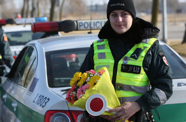 Vairuotojas priminė pareigūnei Moters dieną