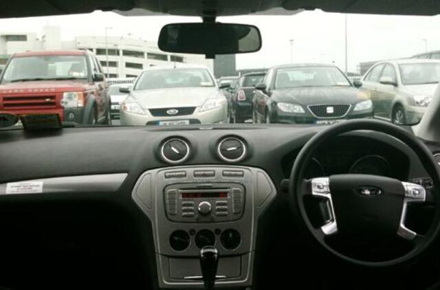 Dešiniavairiai automobiliai: pigesni, pavojingesni ir nepageidaujami
