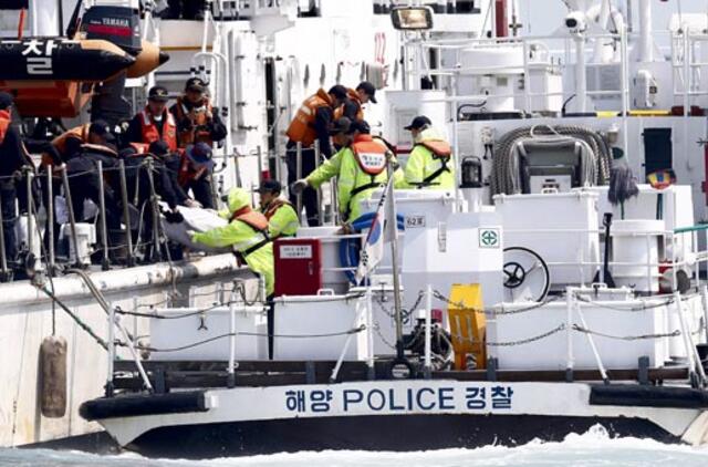 Iš nuskendusio Pietų Korėjos kelto iškelti dar 10 aukų palaikai