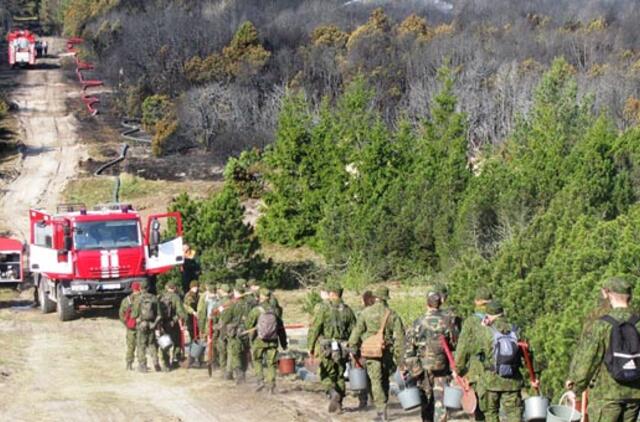 Kariai toliau gesina gaisro židinius Kuršių Nerijoje