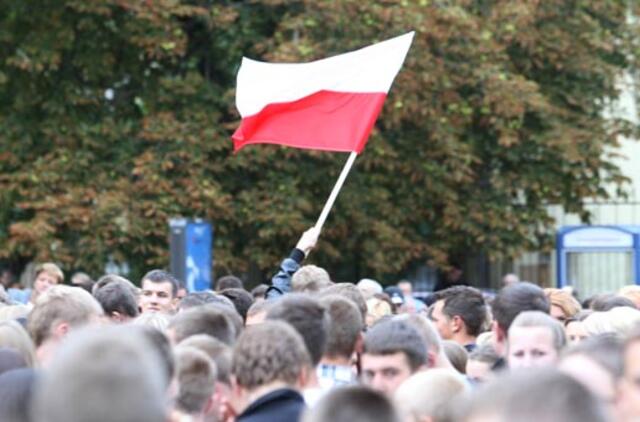 Lenkijos Seimo pirmininkė prašo panaikinti baudą tautiečiui už dvikalbę lenteles