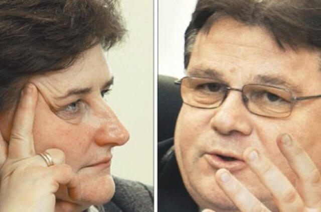 Loreta Graužinienė su Linu Linkevičiumi lietuvių kalbai stato antkapį