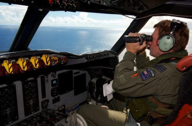 Malaizijos lėktuvo paieškos: signalai silpnėja, gelbėtojai skuba