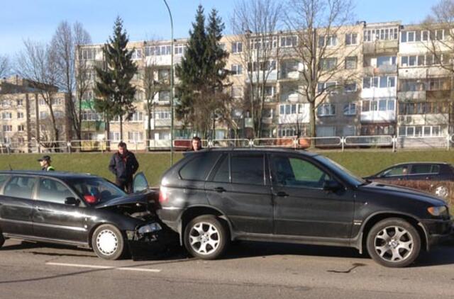 Skubantis studentas rėžėsi į BMW galą