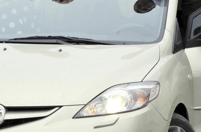 Sustabdytoje "Mazdoje" - balti milteliai