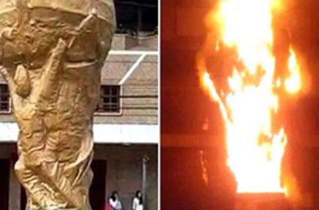 Brazilija: nežinomi piktadariai sudegino šešių metrų aukščio Pasaulio taurės kopiją