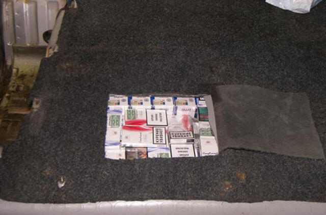 Cigaretes vežė mikroautobuso slėptuvėje