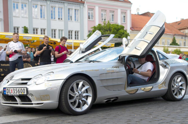 Prabangių automobilių savininkai mano turį daugiau teisių kelyje?