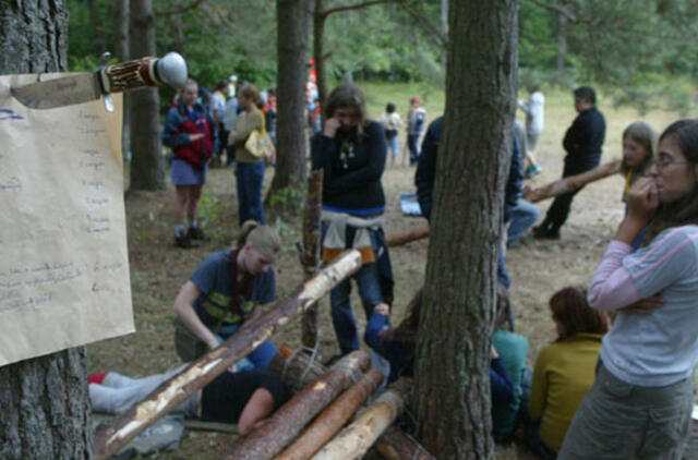 Stovyklos vaikams: klampojimas pelkėmis ir kino kameros
