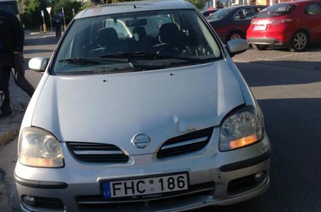 Girta vairuotoja prie parduotuvės sukėlė avariją