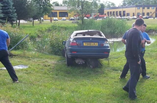 Kretingoje - BMW skrydis ties tvenkiniu