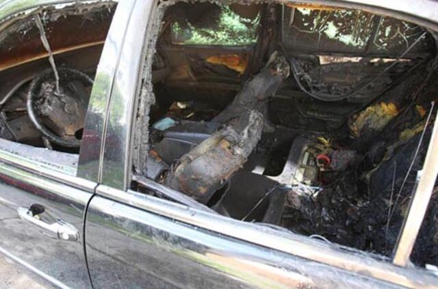 Rumpiškės gatvėje liepsnojo "Mercedes-Benz"