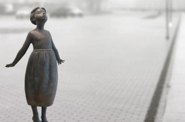 Šiaurės rage pasitiks bučinio laukianti mergaitė