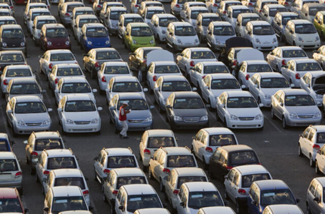Specialistas atsakė, kodėl žmonės labiau perka nekilnojamąjį turtą, bet ne automobilius