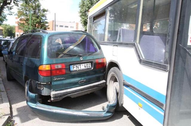 Autobusas prispaudė žurnalisto automobilį