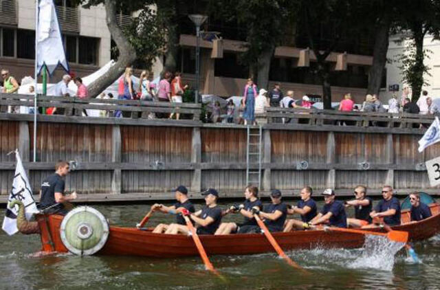 Baigiamos formuoti "drakonų" laivų varžybų komandos