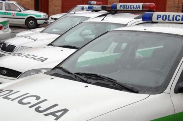 Neblaivus bėglys nuvirto po policijos automobilio ratais