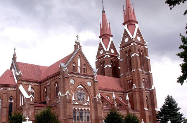 Oro balionas kliudė Švėkšnos bažnyčią