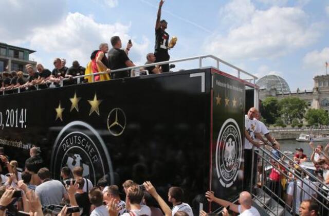 Pusė milijono futbolo aistruolių Berlyne pasitiko naujuosius pasaulio čempionus