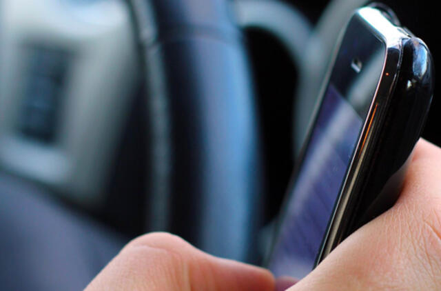 Pusė vairuotojų kalba telefonu be laisvų rankų įrangos