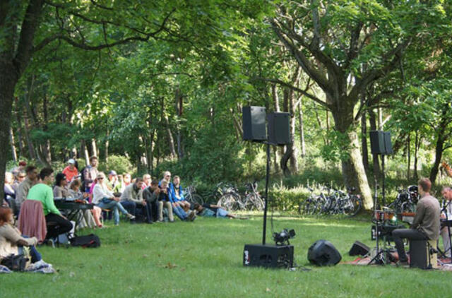 Savaitgalį - jaukus koncertas po Smiltynės medžiais