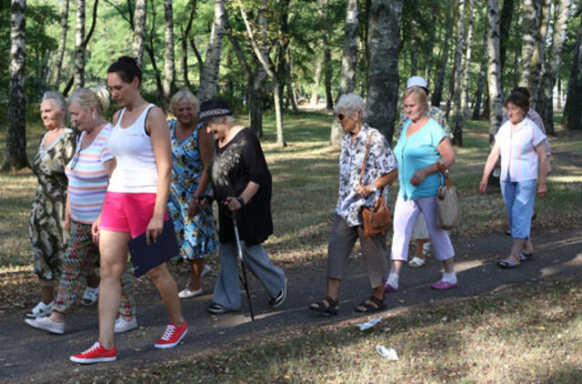 Senjorai noriai rinkosi į vaikščiojimo užsiėmimus