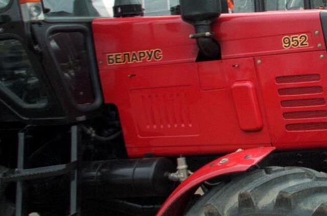 Telšių rajone degė traktorius