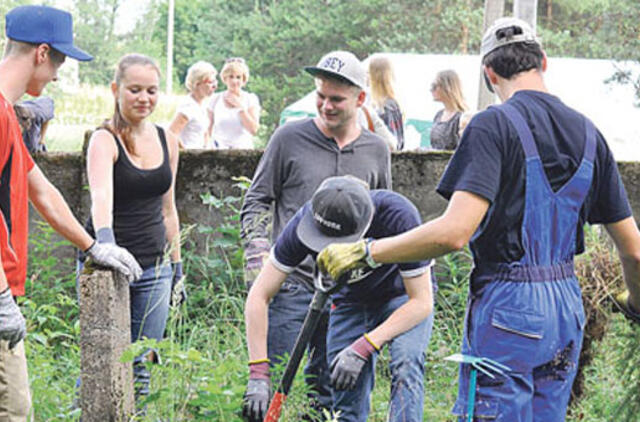 Tvarko žydų kapus - gydo tautų žaizdas