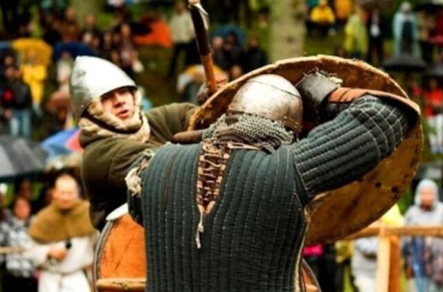 Apuolėje žvangės vikingų kalavijai