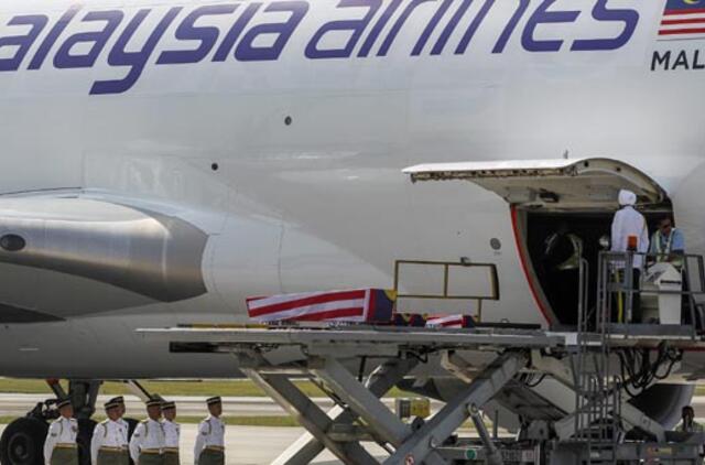 Į Malaiziją pargabenti Rytų Ukrainoje numušto lėktuvo aukų kūnai
