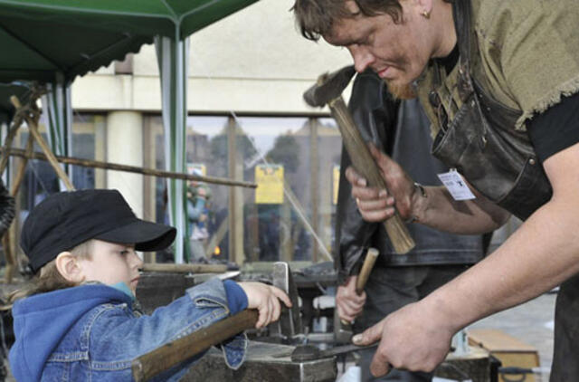 Kalviai Klaipėdai kals vėtrungę