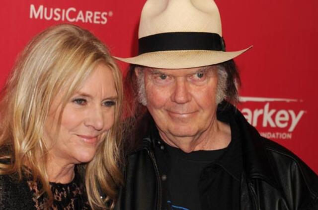 Kanados muzikos legenda Neilas Jangas po 36 santuokos metų skiriasi su žmona