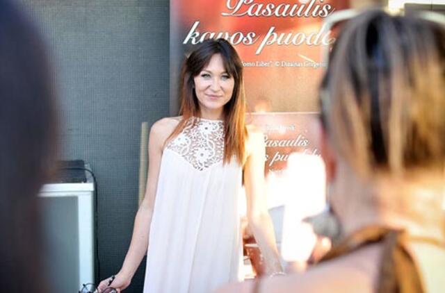 Kavos puodelyje atsispindėjęs veidas