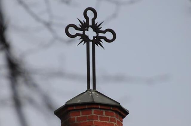 Netikintieji piktinasi, kad brandos atestatai teikiami bažnyčioje