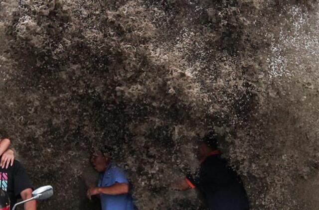 Potvynio banga Kinijoje užliejo žiūrovus