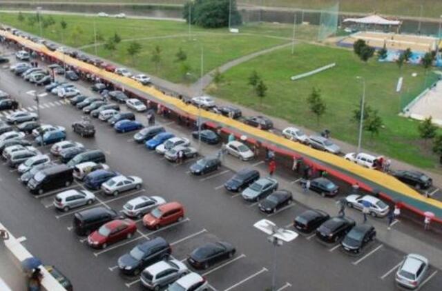 Rekordinę Vienybės vėliavą siuvo 160 savanorių