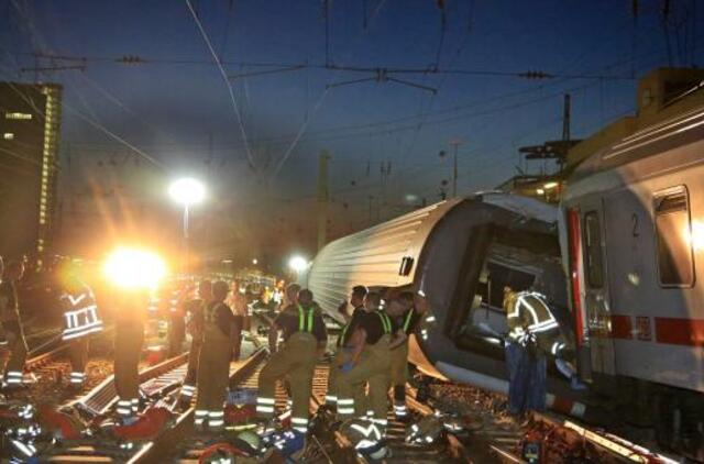 Vokietijoje prekinis traukinys susidūrė su keleiviniu