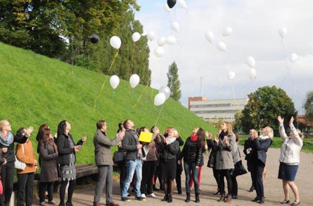 "Atlyginimai tokie lengvi, kad net kyla į orą"