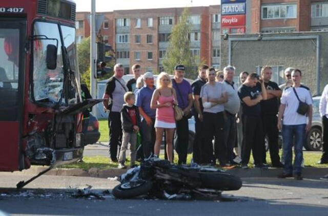 Į autobusą rėžėsi motociklas, žuvo žmogus