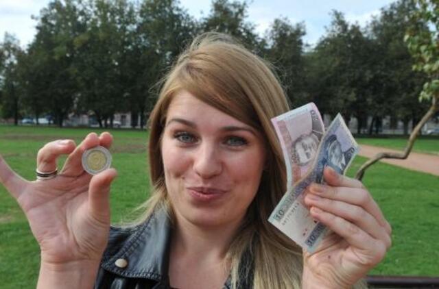 Keista, žmonės visai nesidžiaugia pakelta alga