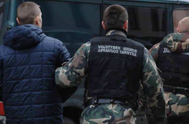 Pasieniečiai sulaikė baltarusiškus rūkalus ir du juos gabenusius vyrus