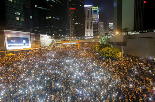 Per protestus Honkonge sužeisti mažiausiai 56 žmonės