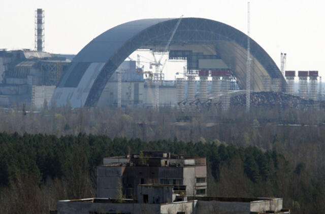 Pritrūkus lėšų, gali sustoti sprogusį Černobylio reaktorių gaubiančio sarkofago statyba