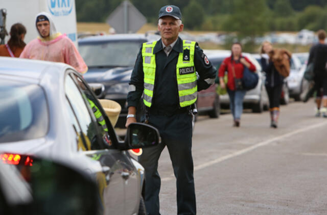 Automobilis kliudė eismo kontrolę vykdžiusį pareigūną