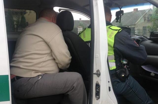 Avariją sukėlęs girtas vyras bandė smaugti pareigūną