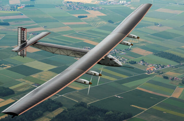 Aviatorių konferencijoje pristatytas vien saulės energija varomas lėktuvas