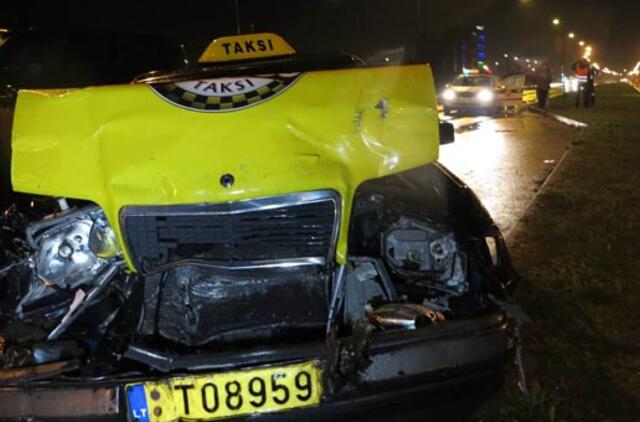 Girtas taksistas sudaužė tris automobilius